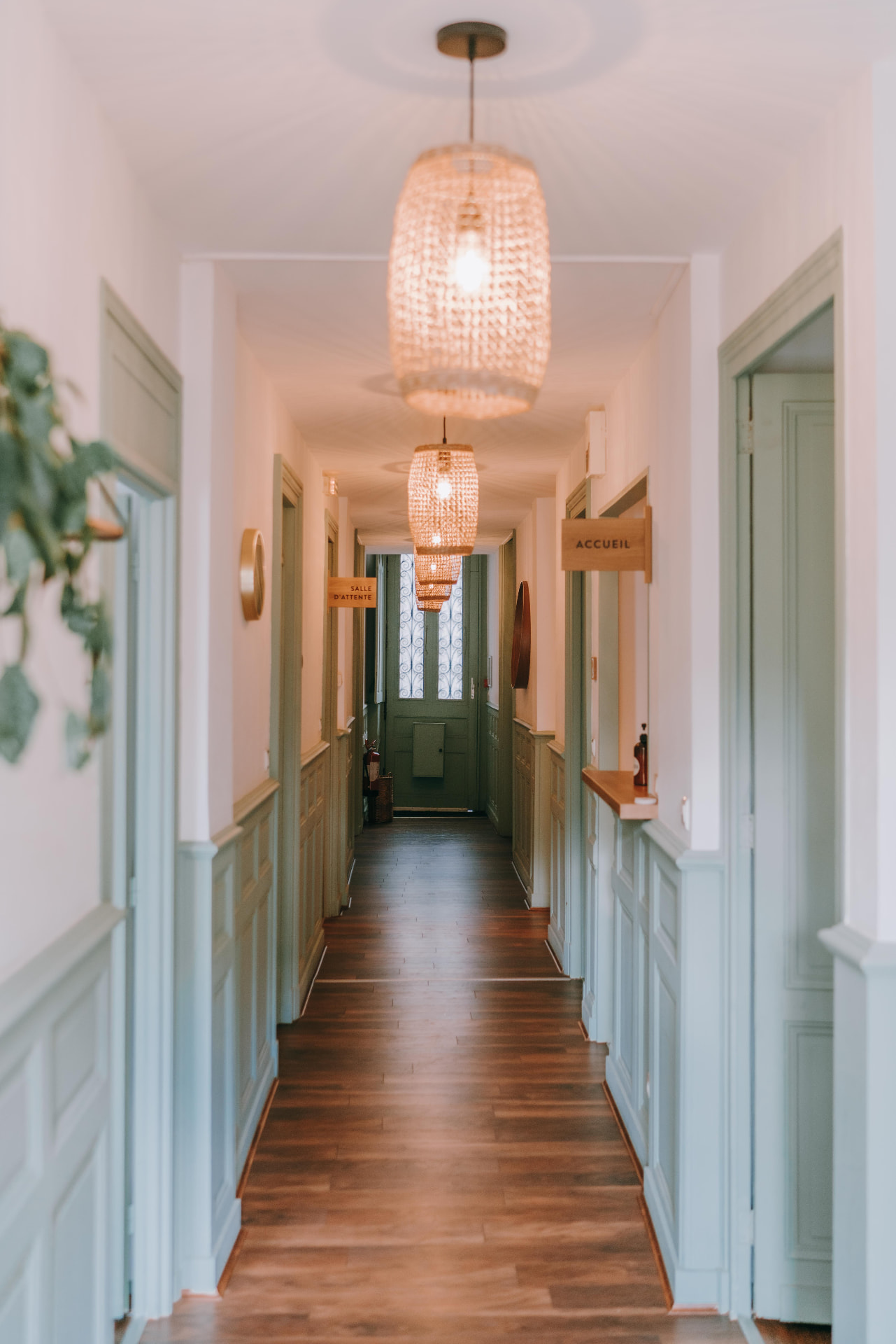Le couloir lumineux menant au cabinet